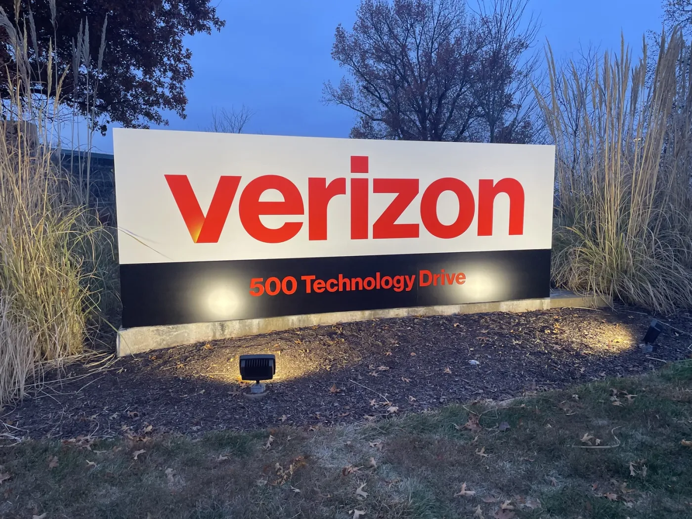 Wireless retail store exterior monument signage area in Weldon Springs, MO by National Painting Partners